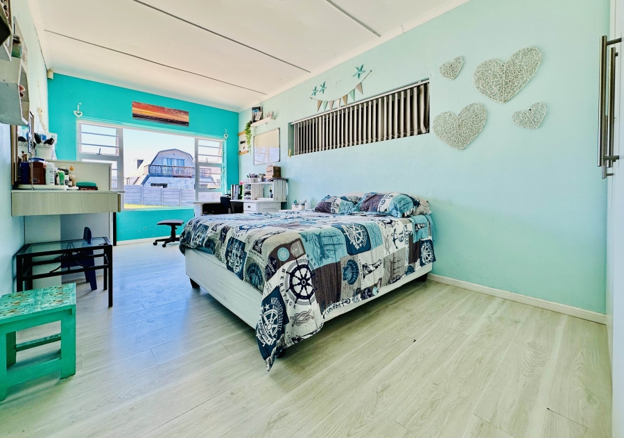 4 Bedroom Property for Sale in Perlemoenbaai Western Cape